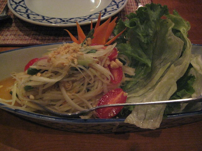 晩ご飯はバラード通りのＳａｒａｈ Ｔｈａｉでタイ料理♪<br /><br />グリーンパパイヤのソムタム＄９くらい。<br />辛いけどさっぱり美味しい♪