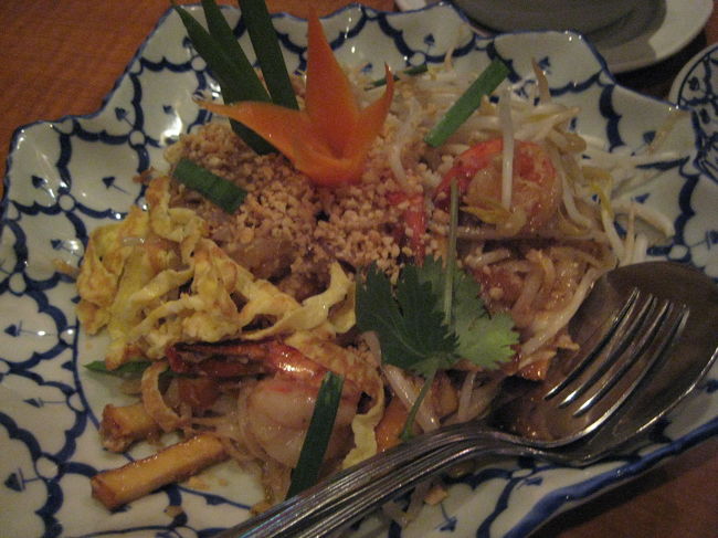 エビのパッタイ＄１２くらい。<br />う〜ん、美味しい♪♪