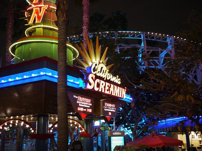 正面のコースターはカリフォルニア・スクリームでジェットコースタータイプ緒のアトラクションです。スタート直後にカウントダウンが始まり、いきなり時速90kmまで加速！アップダウンの後は巨大な太陽のシンボルをぐるりと回転するドキドキの絶叫ローラー・コースターです。<br />右前方にあるのはミッキーの顔がシンボルの巨大観覧車で、ミッキーのファンウィールです。このゴンドラは２種類あり、ゆっくり景色を楽しみたい人用の外周を普通に回る赤いゴンドラと、我が家のように絶叫系が好きな人向けの紫かオレンジのゴンドラです。レールの上を滑り落ちるような動きは、かなりスリリング！です。<br /><br />