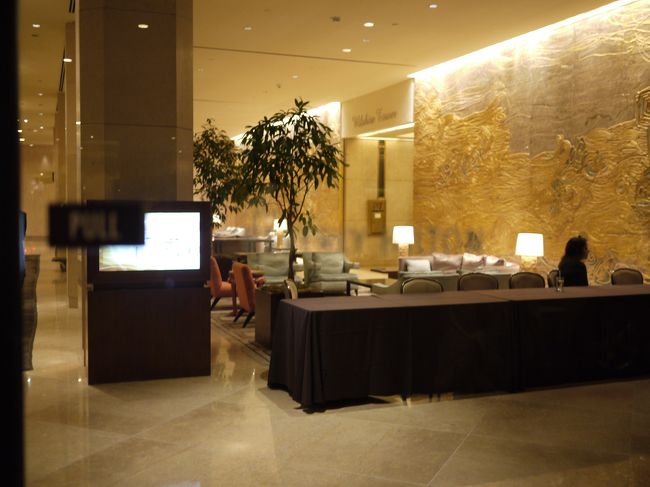 ハリウッド・ハイランドからビバリーヒルズまで、メトロバスで移動です。<br />iPODとMifiでｻｰﾁしたﾙｰﾄで、704番ﾊﾞｽに乗って移動しましたが、初めてのﾊﾞｽ移動はなかなかのスリルでした。<br />ﾎﾃﾙに戻ってから、TAXIでLAXに移動し、21:00にﾁｪｯｸｲﾝ。<br />新しく羽田空港行きとして就航したMH1005です。