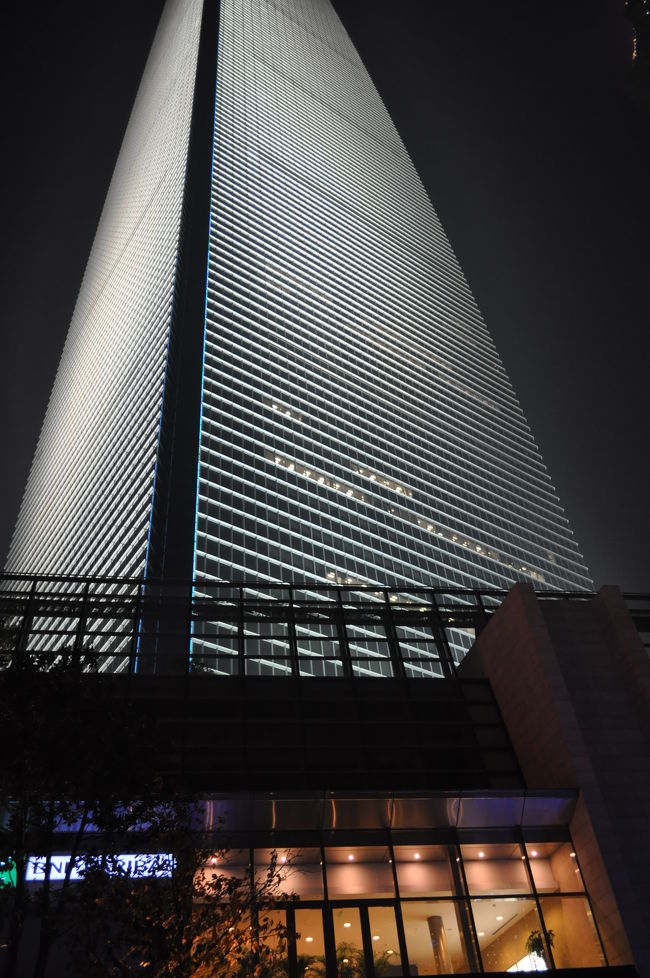 シャンハイワールドフィナンシャルセンター。地上100階、492ｍなり。あおっても上が入りきらない高さ。