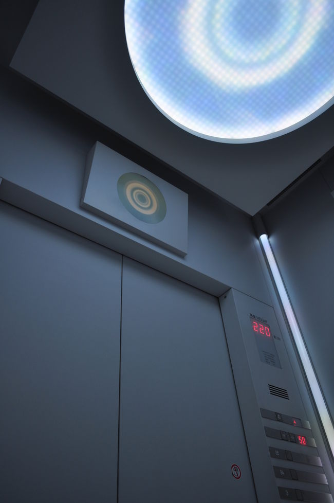 近未来的なにおいがする高速エレベータ。