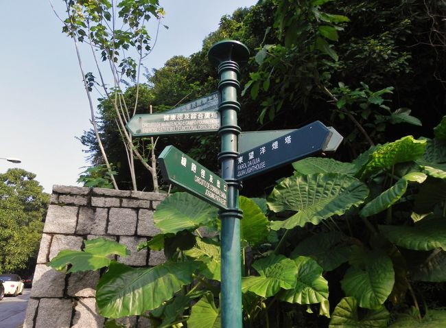 着いた<br /><br />公園入り口のパーキングは一杯、ここに停めてジョギングするわけやな<br /><br />そういった善男善女がちらほら<br /><br />けっこう暑いよ