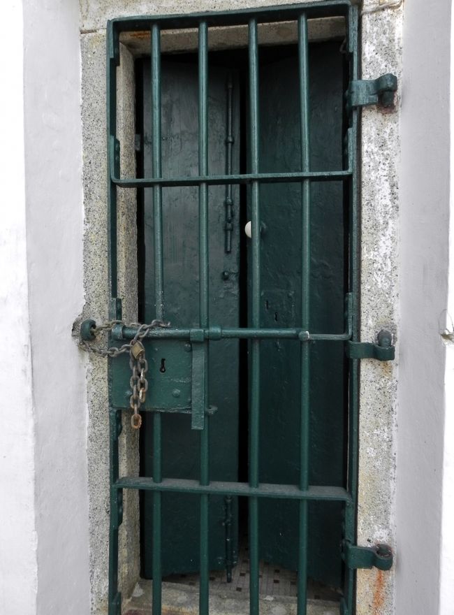 蝶番が外と言う事は幽閉するためのもんやな<br /><br /><br /><br /><br /><br /><br />はぁはぁ