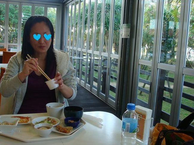 お風呂の後は、お朝食です。<br />今日は、滞在中1番のお天気で<br />風もないので、テラスでお食事です。