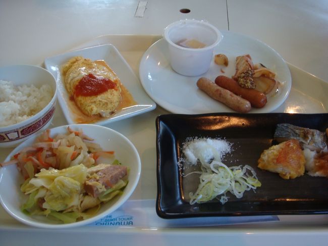 Ｎヤンのお朝食。<br />粉状の物は、お塩です。<br />無塩のトマトジュースに入れるのです。