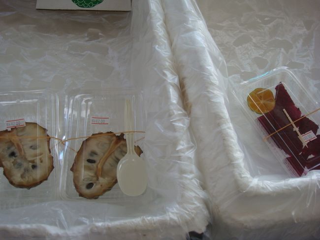 カットしたアテモヤやドラゴンフルーツも<br />売ってます。<br />アテモヤは200円くらいしたかな？<br />ドラゴンフルーツは150円だったと思う。