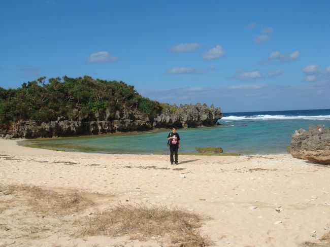 このすぐ右脇にも、同じようなビーチがあるのですが<br />珊瑚ではなく、岩です。<br />これが、まるみがまったくなくて、捕まるだけでも<br />すっごく痛いの。<br />備瀬崎みたいに、裸足であるくなんて<br />とんでもないです(^_^;<br />磯になってるんだけど、こんなところで泳いだら<br />怪我するなぁ。しょんぼり。<br />備瀬崎の方が面白そうだな。