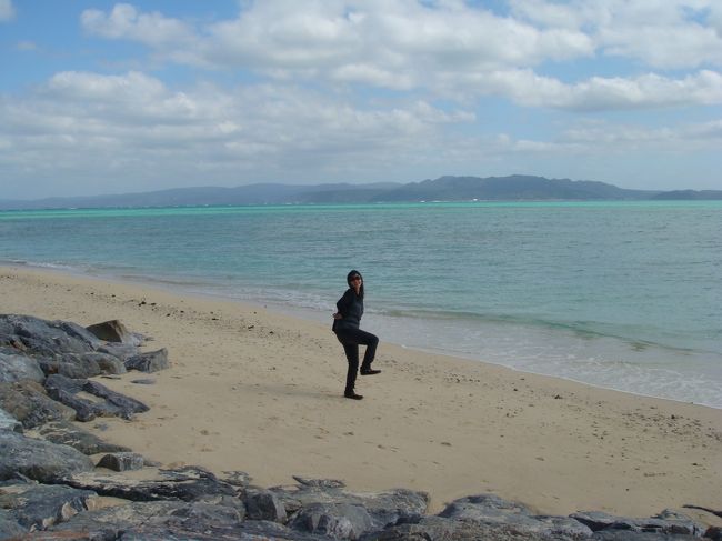 島を一周して、また橋のたもとのビーチに<br />戻ってきました。<br />やっぱり美しーな。<br />備瀬崎と比べると、水が冷たい！！<br />備瀬崎なら、風がなかったら入れるかな、と<br />思ったけど、ここは無理だな−。<br />まぁ、12月だしね。