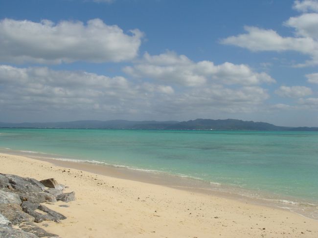お天気がよいので、海の色がとっても綺麗です。<br />とっても綺麗なんだけど、透明度はあまり<br />良くないのよね。<br />波打ち際では、あまりたくさんの魚は見れない。<br />たまにアバサーとか泳いでるけど。<br />でも、橋の足(？)のあたりに泳いでいくと<br />（潮が引いていても結構な深さがある）<br />そこそこ透明度もあがって、色とりどりの<br />小さなお魚さんがたくさんいますよ。<br />