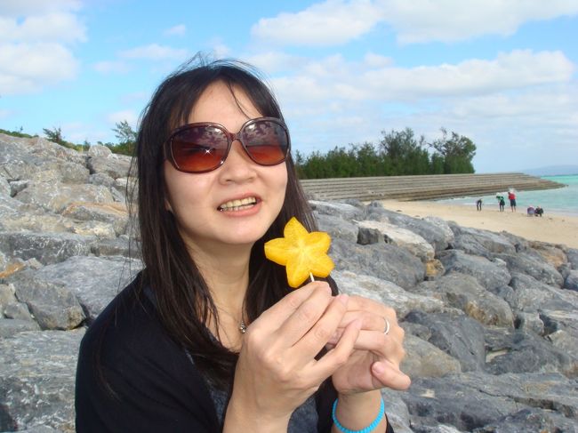 Ｐヤンは「入りたい〜」と<br />連発しました。<br />今度は夏に来ようね♪<br /><br />で、気を取り直して<br />海を見ながら、お店で買ったスターフルーツを<br />食べました。<br />私もＰヤンも初めて食べましたが、<br />よく言われるように、梨のような…林檎のような…<br />そんな感じの味と食感でした。<br />美味しいか、と聞かれたら、<br />う〜ん、どう？<br />不味くはないよね。