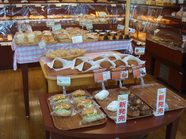 焼きたてパン。<br />私らの居住区でいうところの、<br />デイリーヤマザキみたいなもんだ。<br /><br />特別“お！これは！”というパンは<br />なかったな。