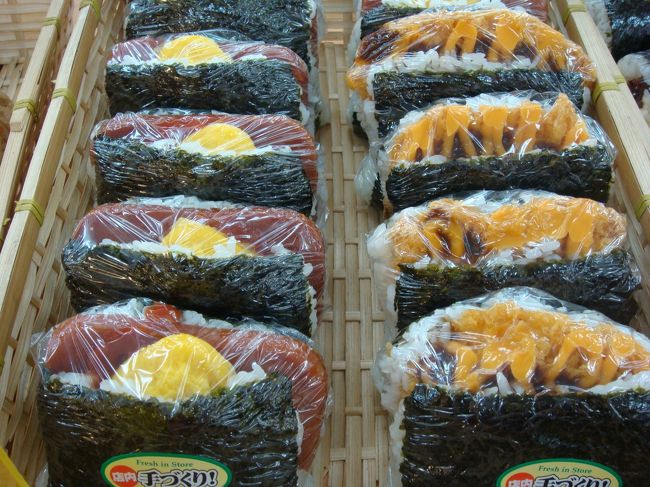 でも、このスパムにぎりは正直ちょっと<br />そそられました。<br />すっごいでっかいの。<br />でもこの後、おんなの駅に行く予定だったので<br />がまんしましたー。<br />右側のおにぎりは、チーズかな？