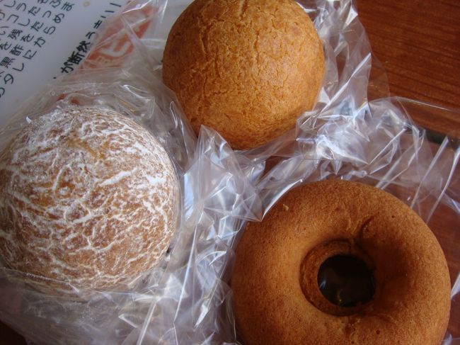 これね。三矢本舗のドラゴンボールと<br />焼きドーナッツ。<br />ドラゴンボールは、プレーンとなんだっけ？<br />粉砂糖がまぶしてあるんだよね。<br />美味しかったけど、初めて食べたときの<br />感動がなかったなぁ〜。<br />味が落ちたのか…<br />前はもっともっちもちふわふわだったような…<br />それとも、<br />タピ揚げがあまりにも美味しかったからなのか…<br />