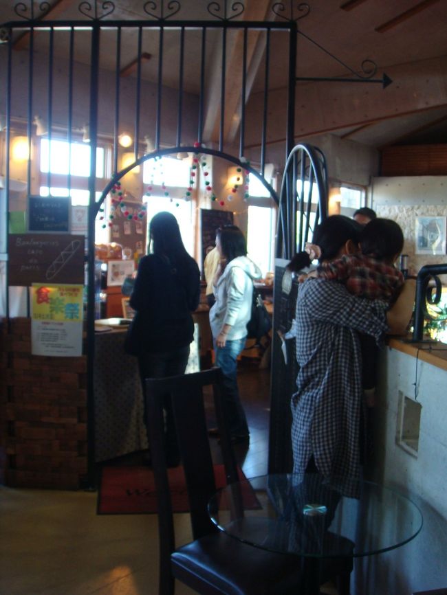 で、かねてから行ってみたいと思っていた<br />駅2階にある『パリのパン屋さん』