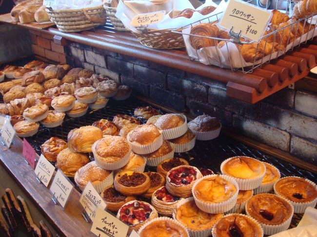 お店でお食事もいただけるようですが<br />あんまり口コミが良くないので、パス。<br />でも、パンの評判はすっごくいいんだよね。<br />それにしても、とーっても良い匂い♪<br />で、とっても安いんだけど(+_+)<br />えーーー！いいのかなぁ。<br />クロワッサン100円だよ？！<br />全体的に、120〜130円くらいなんだよ。<br />安すぎ…<br />うちの方だったら、こういったパンは1個180〜300円くらい<br />しちゃうんだよね。