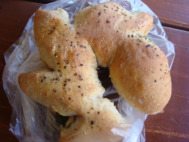 ベーコンとアスパラのエピ。<br />生地がもっちもちでずっしりしていて<br />すっっっっっごく美味しかった。<br />結局食べきれず、次の日まで持ち歩いて<br />お昼ごろ小腹が空いて食べたんだけど、<br />それでもおいしさはまったく損なわれて<br />いなかったです。