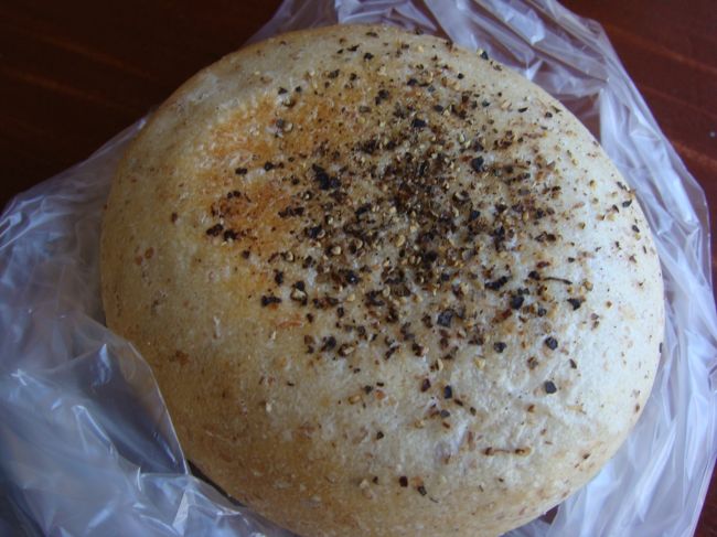 Ｎヤンが買ったチーズのパン（名前忘れた…）。<br />エピと同じく生地がもっちもちで<br />ずっしりしていて、カマンベールチーズ風味の<br />チーズクリームがたっぷり入ってた！<br />パンの上にかかってる黒いものは<br />黒コショウです（たぶん）。<br />すごく美味しかったデス。<br />