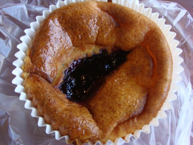 Ｐやんが買ったブルーベリーのジャムがのったパン<br />（っていうかケーキみたいなの）。<br />美味しかったらしいデス…。