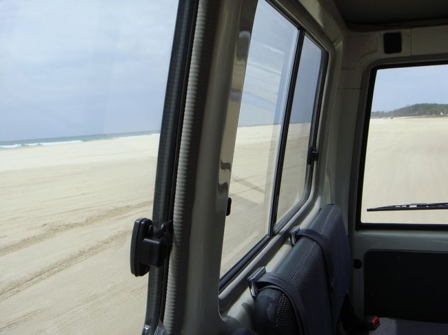 <br />今度は島の反対側のビーチへ。<br />森の中でスタッフさんがランチの準備をしてくれます。<br />おなかぺこぺこ〜っ<br />