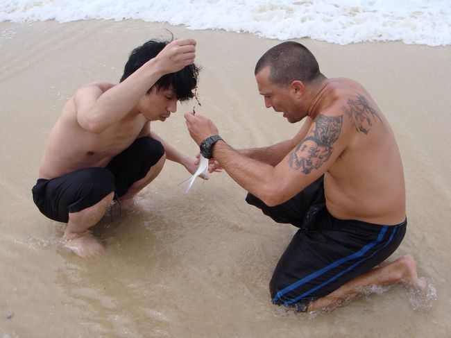 <br />食後はまたビーチで遊びます。<br />今度は釣り<br /><br />ななんと旦那さまは見事魚を釣りあてました〜<br /><br />スタッフのアンソニーと記念の一枚（笑）<br />