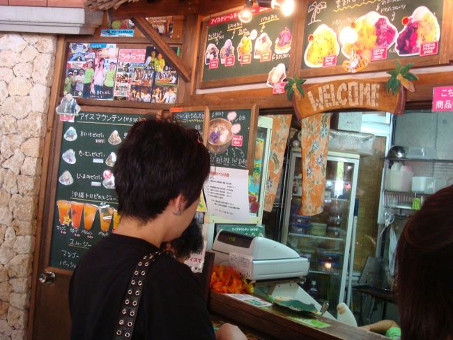そして、このおんなの駅のメーンエベントっ！<br />「琉冰」デス（〃▽〃）<br />沖縄のガイドブックには必ず大きく載ってるよね。<br />土曜日で、おんなの駅ではイベント盛りだくさんだったこともあり<br />地元の人もたくさん来ていて、このお店もすごく混んでた。<br />がんばって、並びます。