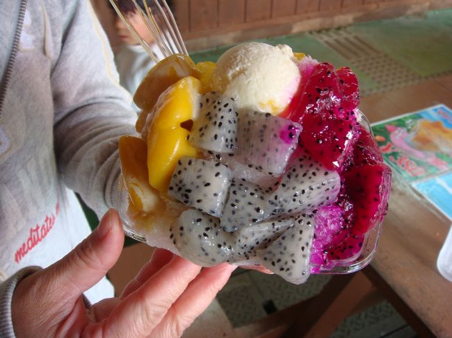 レギュラーサイズとお試しサイズがあり<br />まぁ、お腹いっぱいだったこともあって<br />お試しサイズにしてみました…。<br />かき氷の上にバニラアイス、ドラゴンフルーツの赤と白<br />マンゴーがたっぷりのってマス（≧∀≦）<br />マンゴーは季節はずれなので、冷凍でした。<br />でも、十分美味しかった〜！！<br />3人でペロッとたべちゃったよ。<br />これだったらレギュラーサイズでもいけたかも…。