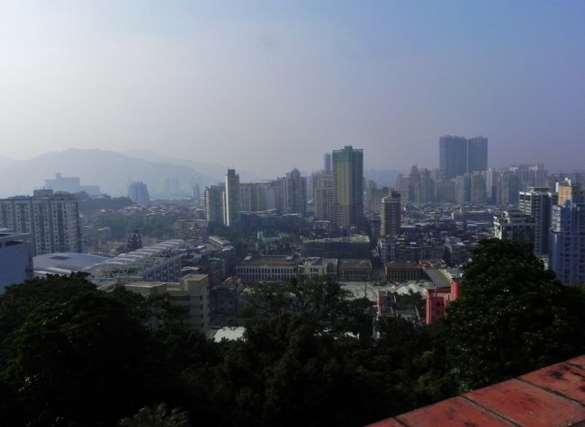 暑からず寒からず、あぁ、気持ちいい♪<br /><br />正面下は投石広場か