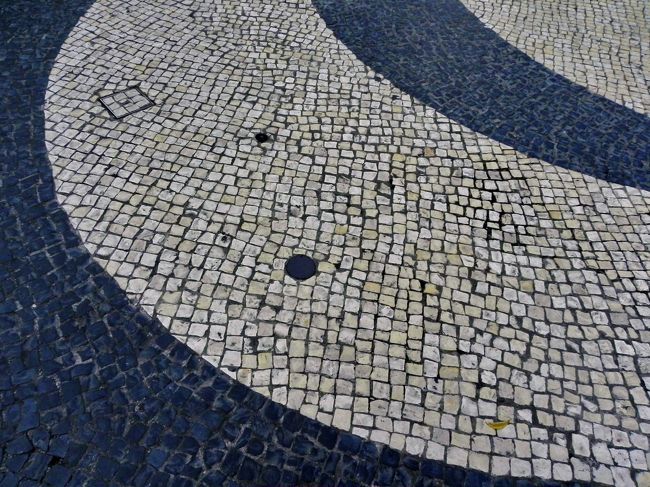 ほう、これやな<br /><br />セナド広場の石畳、けっこう細かい仕事やね