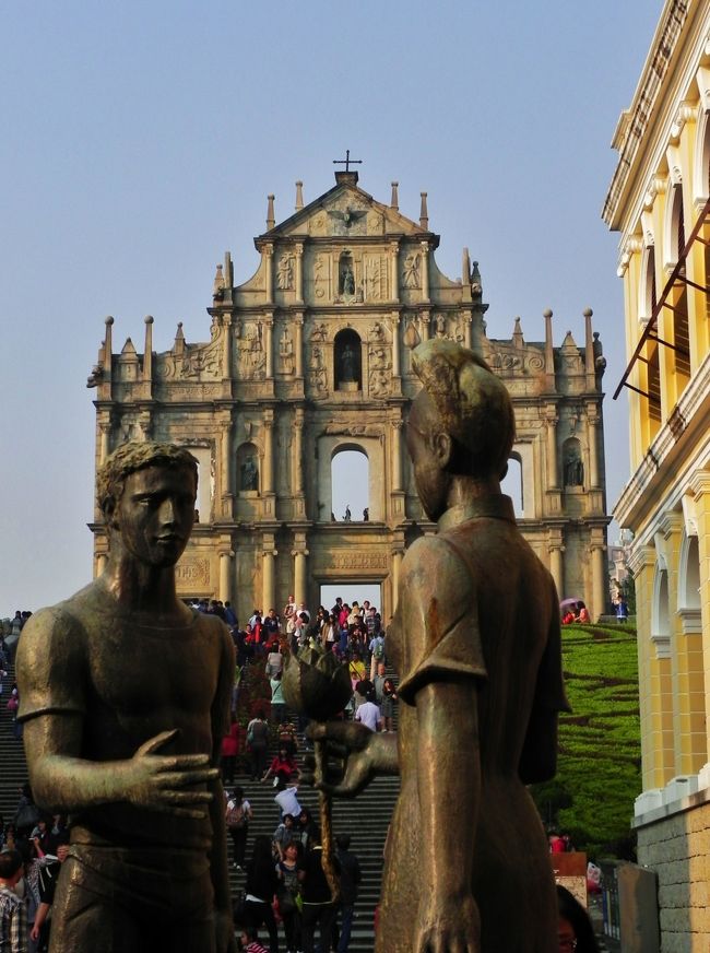 これなんかも中国人の団体が入れ替わり立ち代りのぼって一緒に写真撮ってるのぢっと待ってて、隙みてさっと撮ったわりにおもしろい構図になったみたいやけど、<br /><br />だれ？