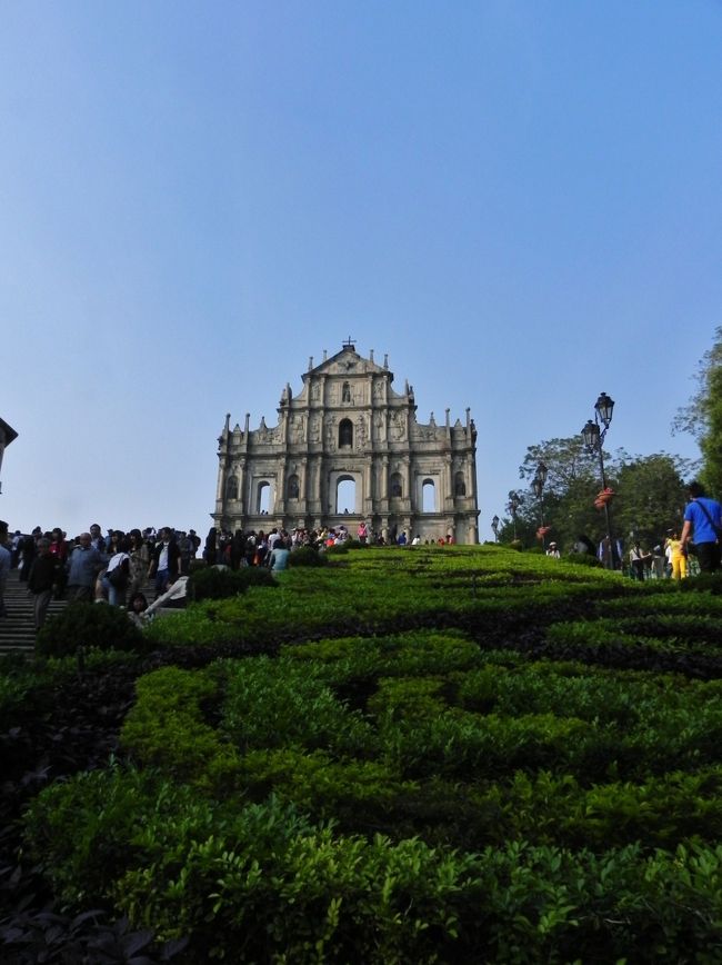 こっちの植え込みから撮ればそう気にならないかと