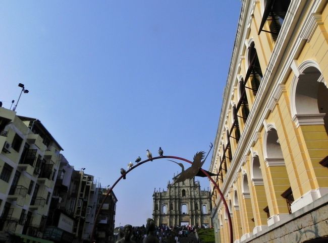 ぐるりと上空をひとまわり飛ぶ<br /><br />鳩たちに誘われてもう１枚<br /><br />右下の影が象徴してる、<br /><br />Ｌｏｖｅ　ａｎｄ　Ｐｅａｃｅ♪<br /><br /><br /><br /><br />