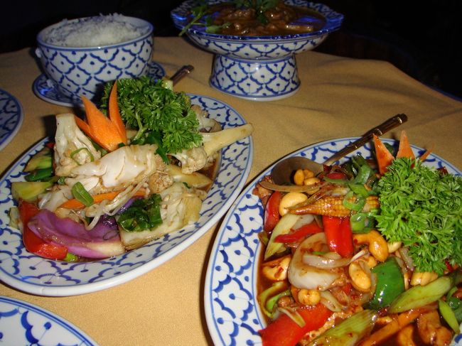 <br />どどどーっと運ばれてきたのが、炒め物2点。<br />カシューナッツ炒めと、もうひとつは野菜炒め？<br /><br />どちらもアツアツで美味しかったです。<br /><br />ただ、量が多い！