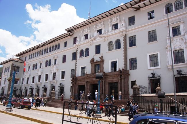 通り沿いには多くの店が立ち並んで人通りがとても多かったのですが、公的機関もあります。こちらは裁判所です。<br />