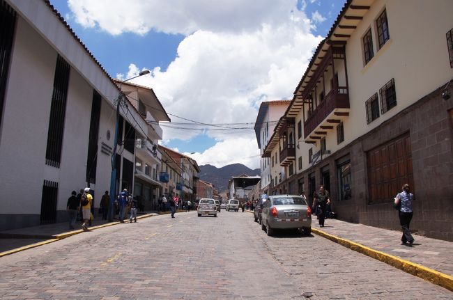 こちらは脇へと入っていく道です。全般的にあまり舗装状態が良いとは言えませんでした。脇道だと石畳・レンガ舗装になっているところも多かった気がします。<br />