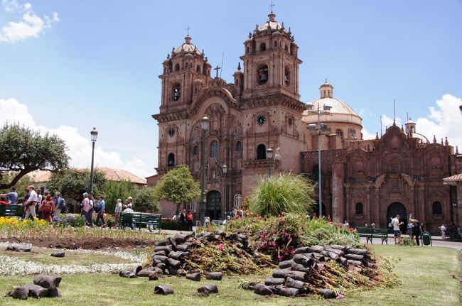アルマス広場に到着しました。公園には多くの緑や花が生い茂り、周りには多くの店や教会などの歴史的建造物が立ち並んで、とても美しい広場でした。<br />この建物は広場の南東にある、「ラ・コンパーニア・デ・ヘスス教会」です。<br />