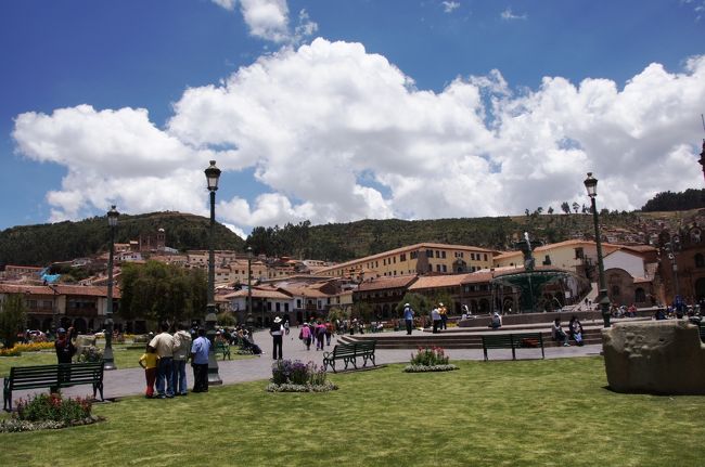広場からクスコの街並みをのぞみます。クスコは歴史の凝縮した「オレンジ色の街」。家々の屋根はみんな同じオレンジです。どこを切り取っても絵になります。<br />