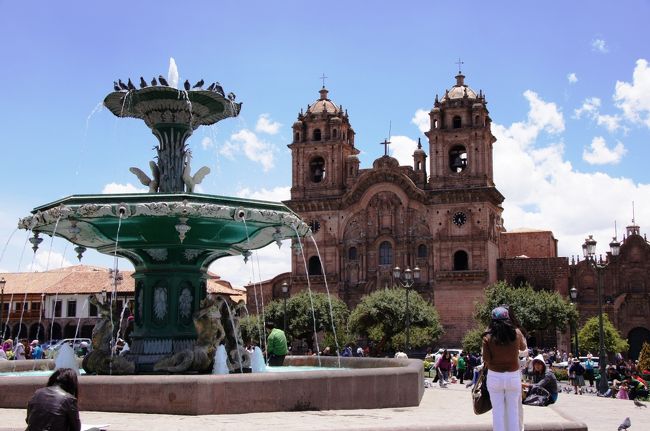 教会を広場中央にある噴水と一緒に。<br />