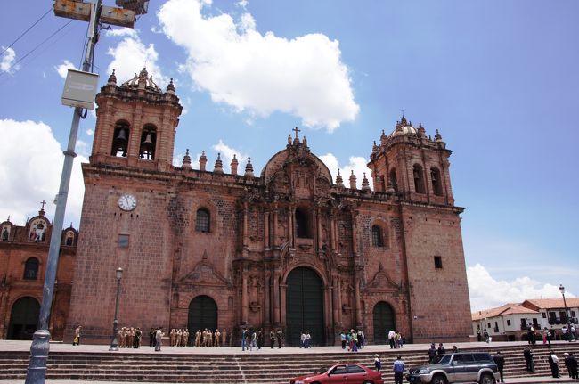 こちらは「カテドラル」、広場に面して建つシンボル的な存在です。インカ時代のビラコチャ神殿の跡に建てられたもので、１５５０年から建設が始まり、１００年後に完成したということです。<br />午後のツアーでカテドラルの内部も見学したのですが、必見なのは宗教画の「最後の晩餐」です。ごちそうがなんと「クイ」。これはクスコの名物料理でテンジクネズミの窯焼きです（内部の写真撮影は禁止のため、午後の観光での写真は省略しました）。<br />