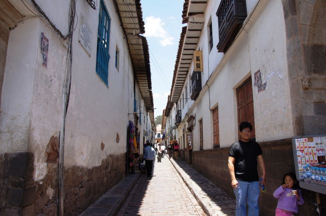 広場からはいくつもの細い路地がのびていて、路地裏にもいくつもの店やレストランが並んでいるんです。<br />