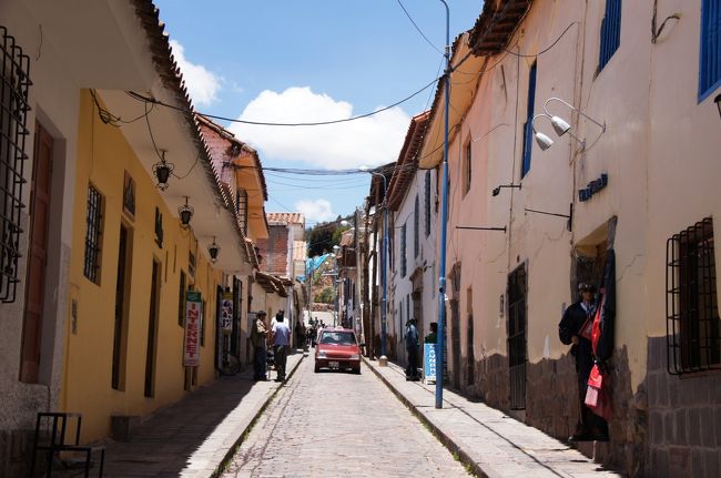こんな狭い路地にも車が走っています。日本の軽自動車くらいの大きさで街中のあちこちでよく見かけましたが、よく見るとどうも日本の車ではなく韓国車のようでした。<br />