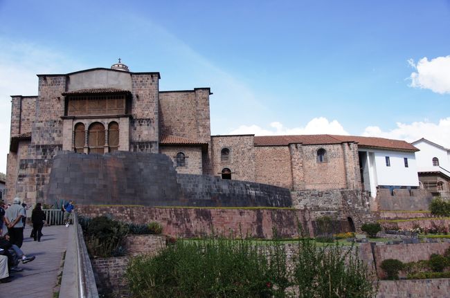 昼食をとって、ホテルで少し休憩をとった後、午後の観光に出発です！<br />最初に訪れたのはアルマス広場、そしてカテドラル（ここの紹介は前述）。その次に訪れたのが、ここ「コリカンチャ」です（現在はサント・ドミンゴ教会）。<br />