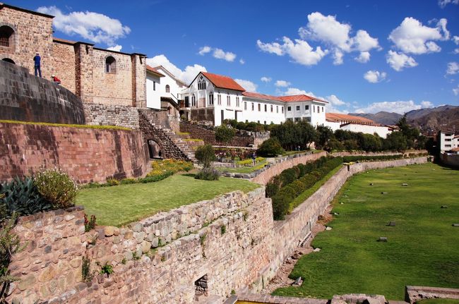 入口へとのぼる坂道から見た教会前の広場です。<br />