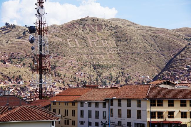 遠くに見える山肌には「ＶＩＶＡ」の文字が。<br />