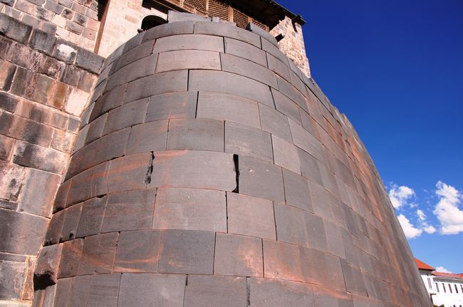 これがインカ帝国時代の石組みです。石がピタッと組み合わさっていて、それは見事なものです。この土台の上に立つ教会の石組みとは全然違うものです。<br />