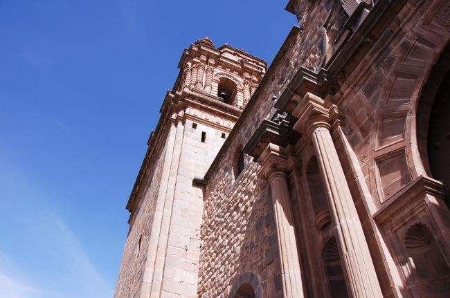 インカ時代の土台の上に建つ、「サント・ドミンゴ教会」です。<br />