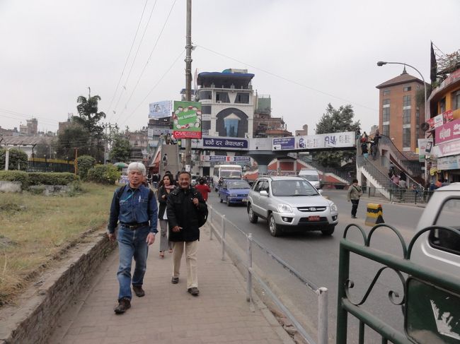 今日は古都バクタプル観光へ。ローカルバスに乗ることになり、タメルからバス乗り場に向けて歩く。