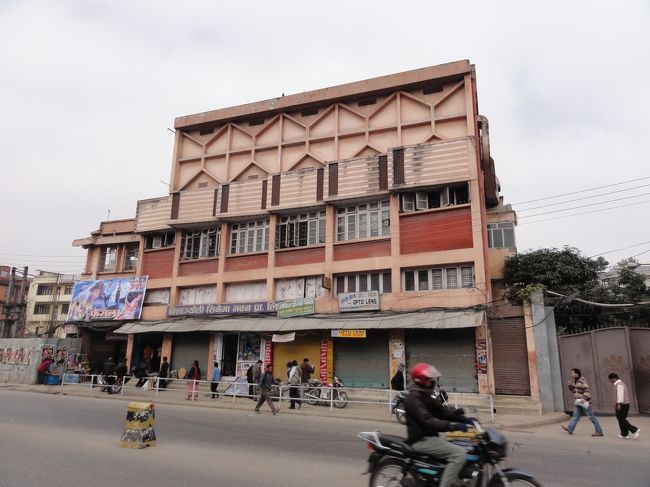 映画館の前を通る。インド映画が中心のようだが、看板を見る限りラブロマンスがらみの冒険映画という感じ。<br />文字が読めないので、全然わからない。