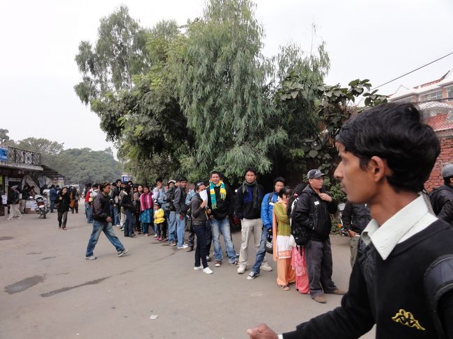 朝から警察の前に若い男女の長い列。みんな手になにか書類を持っている。<br />どうやら、警察官志望の若者が、願書を提出するために地方から来ているらしい。（多分…英語力不十分で、説明がはっきりわからない）この国は若者の就職は狭き門。<br />この国の郵便制度は不十分で、願書を郵送することは不可能。ということで、遠路はるばる持参しているようだ。