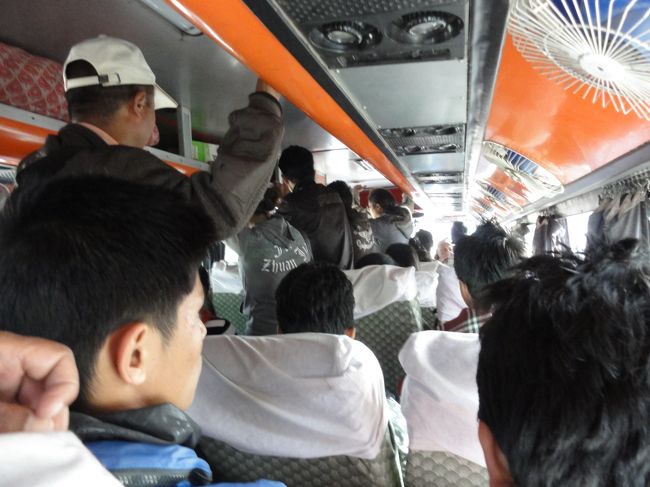 バクタプル行きのバスに乗車した。聞き取れなかったが、行き先を早口で何回も叫んでいたようだ。<br />案外すいていて、後部の座席にすわることができた。バスは思ったよりきれい。アルニコハイウェイを一路バクタプルへ。